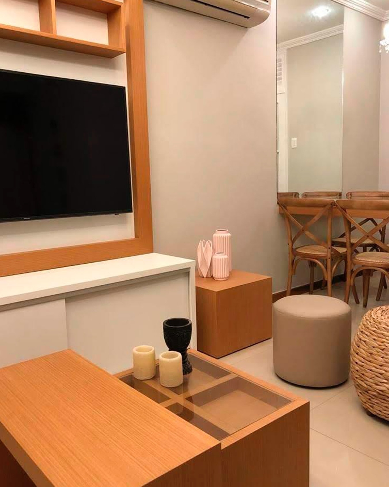 Sala com painel de TV, aparador e nichos em madeira clara