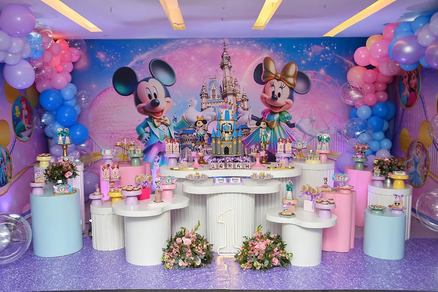 Mesa da Minnie com castelo encantado, balões lilás e piso cintilante