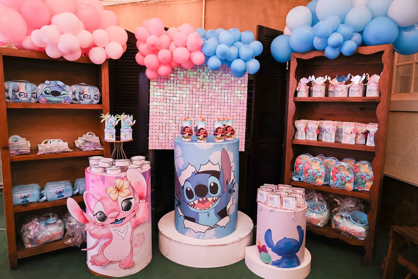 Estante de lembrancinhas e cilindros decorados com o Stitch e a Angel