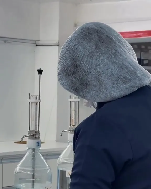 Técnica no laboratório de manipulação da Viver Bem