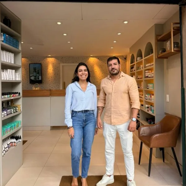 A equipe da Viver Bem dentro da loja, ao lado da poltrona de atendimento