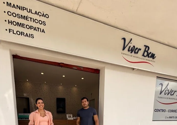 Fachada de uma loja da Viver Bem, com a equipe na porta